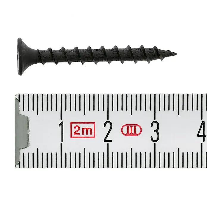 Profi Depot Schnellbauschraube - Durchmesser: 3,9 mm, Länge: 35 mm, Senkkopf, Grobgewinde, 200 Stk. - Nahaufnahme einer schwarzen Schraube neben einem Messband, das etwa 3,7 cm anzeigt.