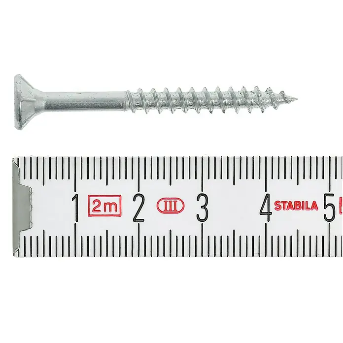 Profi Depot Spanplattenschraube VZ - Ø x L: 4,5 x 45 mm, 200 Stk., Verzinkt - Ein flachköpfiger Holzschraube aus Stahl liegt neben einem Zollstock, der eine Länge von ca. 5 cm anzeigt.