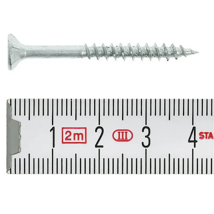 Profi Depot Spanplattenschraube VZ - Ø x L: 4 x 40 mm, 200 Stk., Verzinkt - Nahaufnahme einer Holzschraube neben einem Zollstock zur Größenbestimmung. Die Schraube misst etwa 3.7cm in der Länge.