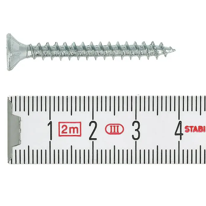 Profi Depot Spanplattenschraube VZ - Ø x L: 4,5 x 40 mm, 500 Stk., Verzinkt - Eine Nahaufnahme einer Holzschraube neben einem Zollstock, der eine Länge von etwa 3,7 cm anzeigt.