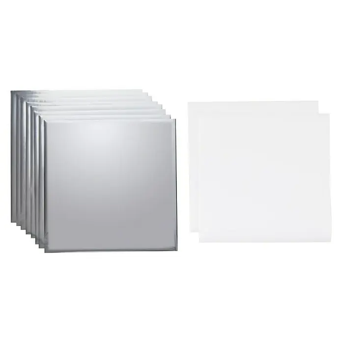 Cricut Transferfolie - 8 Stk., Silber, L x B: 30 x 30 cm - Ein Stapel quadratischer, silberner Fotoalben und zwei weiße Alben auf schwarzem Hintergrund. Ideal zur Präsentation von Erinnerungen.