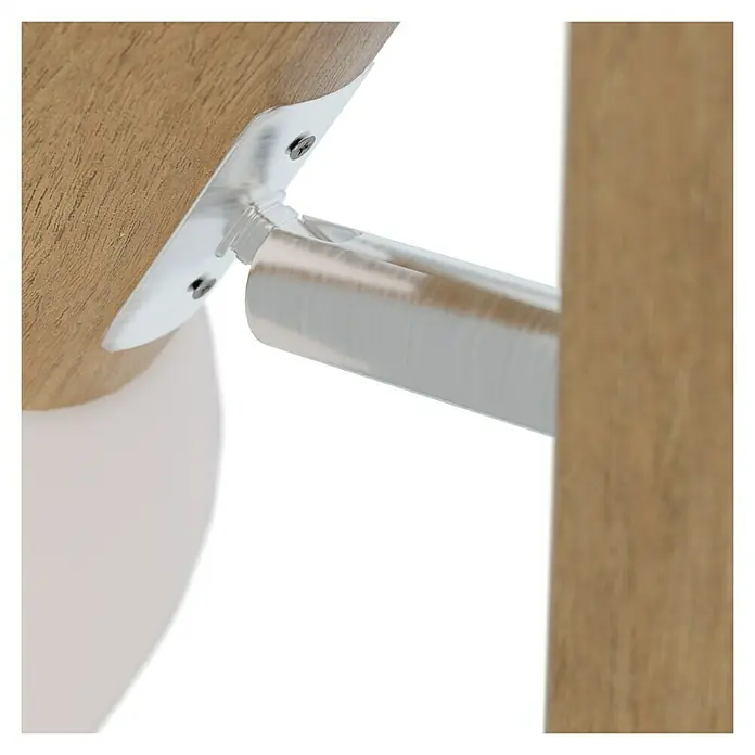 Spotlight Deckenstrahler Svenda - 60 W, L x B x H: 15 x 9 x 15 cm, Eiche, E27 - Detailaufnahme eines Möbelstücks mit Holzoberfläche, weißem Sitz und Metallverbindungsstück.