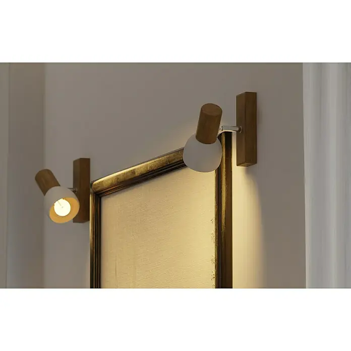 Spotlight Deckenstrahler Svenda - 60 W, L x B x H: 15 x 9 x 15 cm, Eiche, E27 - Wandmontierte Strahler aus Holz und Metall, die ein gerahmtes Gemälde beleuchten.
