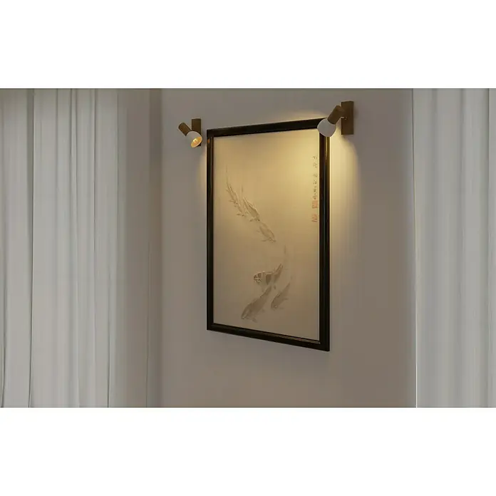 Spotlight Deckenstrahler Svenda - 60 W, L x B x H: 15 x 9 x 15 cm, Eiche, E27 - Ein gerahmtes Bild mit Fischmotiv hängt an einer Wand und wird von zwei modernen Wandleuchten beleuchtet, die ein warmes Licht ausstrahlen.