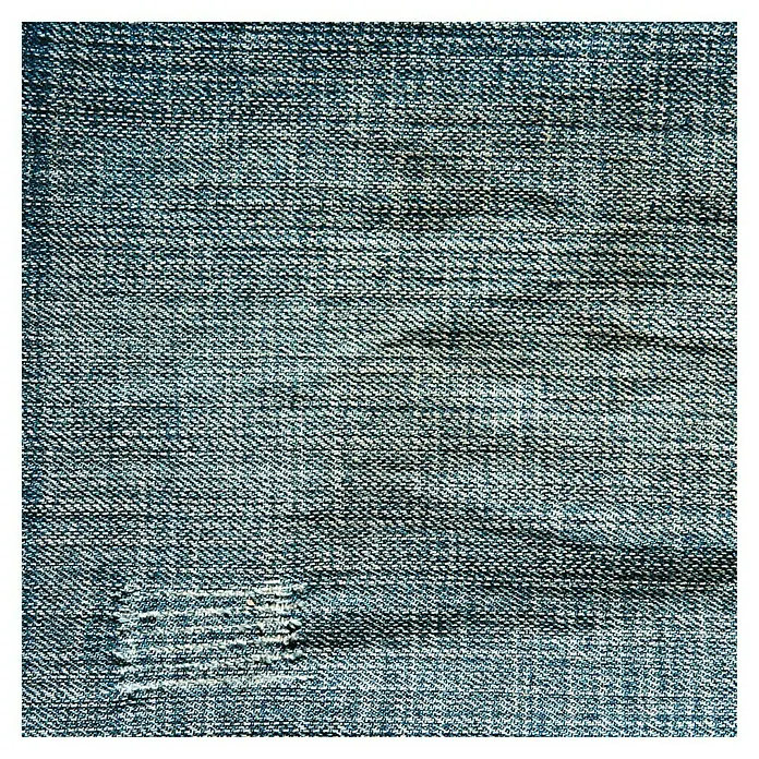 Cricut Transferfolie Infusible Ink - 4 Stk., Western Sweetheart, L x B: 30,5 x 30,5 cm - Nahaufnahme von Jeansstoff mit einer abgenutzten Stelle, die die Textur und das Muster des Denims hervorhebt.