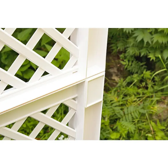 KHW Pflanzkasten - Außenmaß (L x B x H): 100 x 43 x 140 cm, Kunststoff, Weiß - Nahaufnahme eines strahlend weißen Gartenlaubengitters mit diagonalem Muster vor üppigem Grün, das die filigrane Struktur betont.
