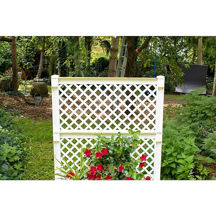 KHW Pflanzkasten - Außenmaß (L x B x H): 100 x 43 x 140 cm, Kunststoff, Weiß, Mit Zentralspalier - Ein strahlend weißes Rankgitter, geschmückt mit leuchtend roten Blüten, setzt einen charmanten Akzent in einem üppigen Garten.