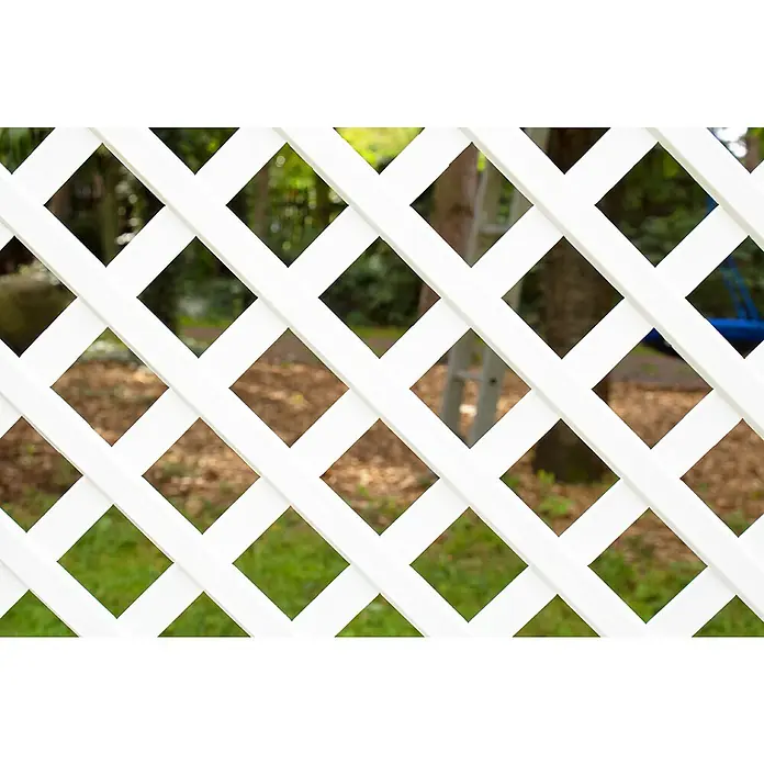 KHW Pflanzkasten mit Zentralspalier - Außenmaß (L x B x H): 100 x 43 x 140 cm, Kunststoff, Weiß - Nahaufnahme eines weißen Lattenzauns mit einem Garten im Hintergrund, der eine ruhige und natürliche Atmosphäre schafft.