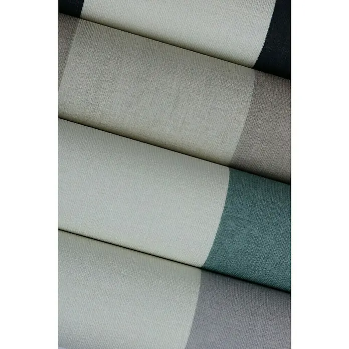 Rasch Florentine III Vliestapete - Weiß-Blaugrau, Streifen, 10,05 x 0,53 m - Detailaufnahme von vier Rollen gestreifter Textiltapete in Beige-, Grau-, Grün- und Schwarztönen mit feiner Gewebestruktur.