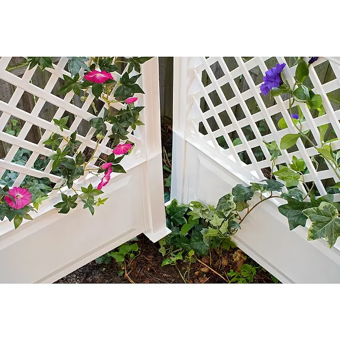 KHW Rankgitter - 100 x 140 cm, Weiß - Nahaufnahme eines weißen Zauns mit Rankgitter und rosa sowie lila blühenden Kletterpflanzen, die eine charmante und natürliche Atmosphäre schaffen.