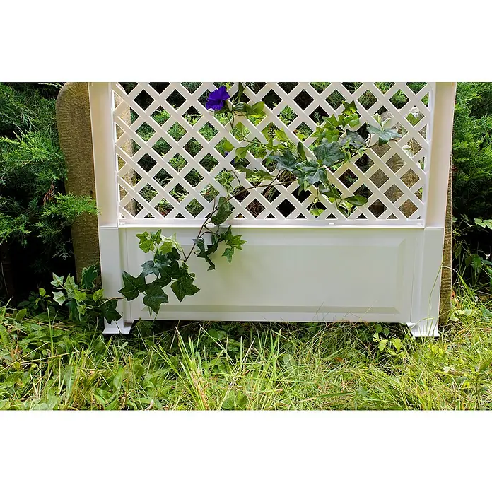 KHW Rankgitter - 100 x 140 cm, Weiß - Nahaufnahme eines weißen Pflanzgefäßes mit Rankgitter, umrankt von Grünzeug, im Garten, das eine dekorative und funktionelle Lösung für Pflanzen bietet.