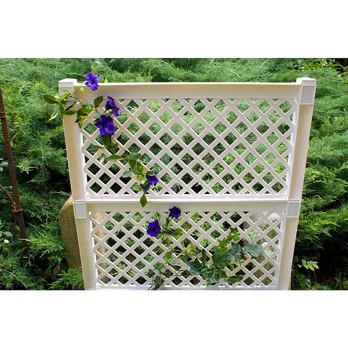 KHW Rankgitter - 100 x 140 cm, Weiß - Eine weiße Kunststoff-Gartenpergola mit blau blühenden Kletterpflanzen, die sich an dem Gitter emporranken. Ideal für Garten und Terrasse.