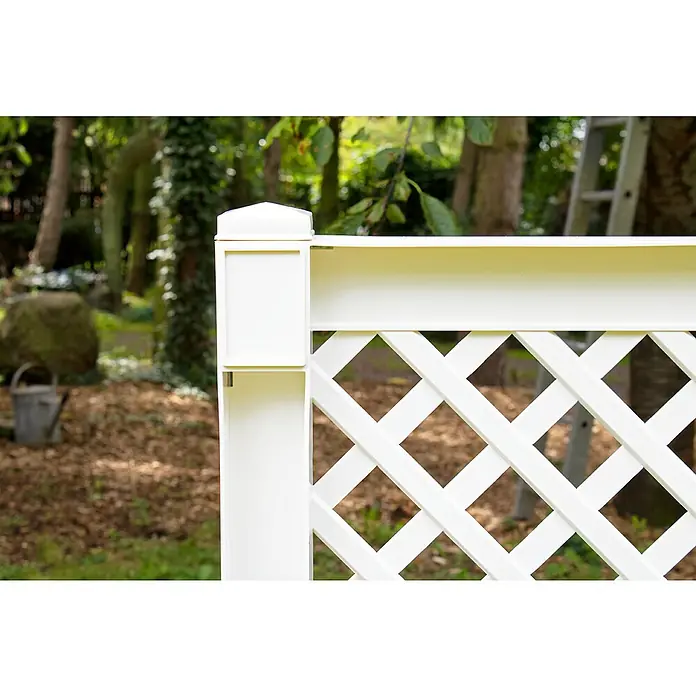 KHW Pflanzkasten mit Zentralspalier - Außenmaß (L x B x H): 100 x 43 x 140 cm, Kunststoff, Weiß - Nahaufnahme eines weißen Lattenzauns, der sich perfekt in jeden Garten einfügt und Privatsphäre mit dekorativem Flair kombiniert.