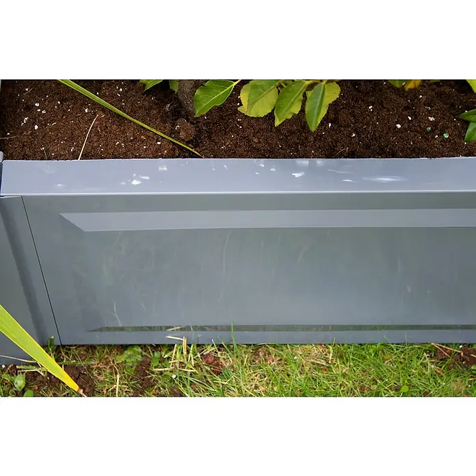 KHW Pflanzkasten - Außenmaß (L x B x H): 100 x 43 x 140 cm, Kunststoff, Grau, Mit Zentralspalier - Nahaufnahme eines grauen, kastenförmigen Hochbeets mit Erde, Pflanzen und Gras.