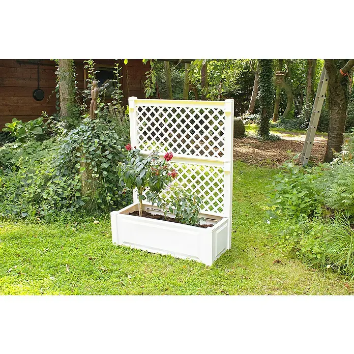 KHW Pflanzkasten - Außenmaß (L x B x H): 100 x 43 x 140 cm, Kunststoff, Weiß - Ein weißer Pflanzkasten mit Rankgitter steht im Garten, bepflanzt mit blühenden Pflanzen und bietet eine stilvolle Gartendekoration.