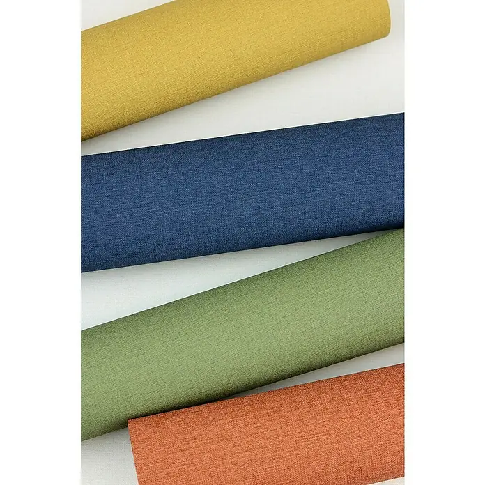 Rasch Salsa Vliestapete - Kaki, Uni, 10,05 x 0,53 m - Nahaufnahme von Stoffmustern in Gelb, Blau, Grün und Orange, die eine textile Vielfalt und Farbpalette für Designprojekte präsentieren.