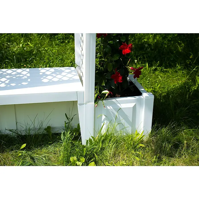 KHW Gartenbank Brüssel - B x T x H: 174 x 49 x 207 cm, Weiß - Diese Aufnahme zeigt eine elegante, weiße Gartenbank mit integriertem Blumenkasten, der mit roten Blüten bepflanzt ist, inmitten eines grünen Gartens.