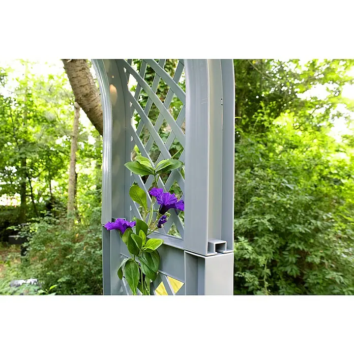 KHW Rosenbogen - Grau, 174 x 43 x 207 cm, Ausstattung: 2 Pflanzkästen - Nahaufnahme eines dekorativen Gartenbogens mit lila Blüten, der eine elegante und natürliche Note im Garten verleiht.
