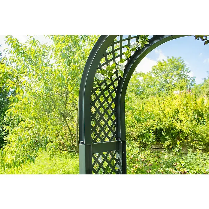 KHW Gartenbank Brüssel - B x T x H: 174 x 49 x 207 cm, Anthrazit - Nahaufnahme eines schwarzen Gartenbogens mit Kletterpflanzen und grüner Vegetation im Hintergrund, der die natürliche Schönheit des Gartens hervorhebt.