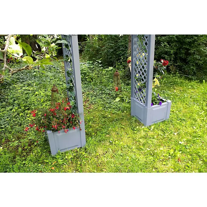 KHW Rosenbogen - Grau, 174 x 43 x 207 cm, Ausstattung: 2 Pflanzkästen - Zwei graue Pflanzkästen mit Rankgittern stehen im Garten, bepflanzt mit bunten Blumen und Weinreben, die eine malerische Gartenszene bilden.