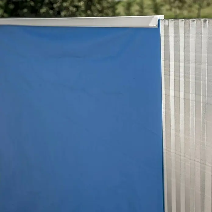 Gre Piscina de acero desmontable Fidji - Ø x Al: 350 x 120 cm, Blanco, 10.102 l - Primer plano de una pared de piscina con revestimiento azul y panel gris estriado, enmarcado con un borde blanco.