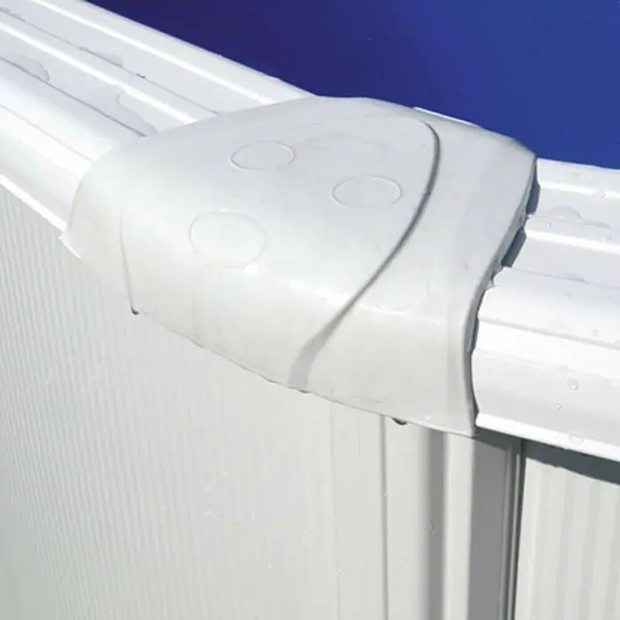 Gre Piscina de acero desmontable Fidji - Ø x Al: 350 x 120 cm, Blanco, 10.102 l - Primer plano de una tapa de esquina blanca para piscinas, destacando la conexión entre las paredes. La tapa proporciona un aspecto limpio y acabado a la piscina.