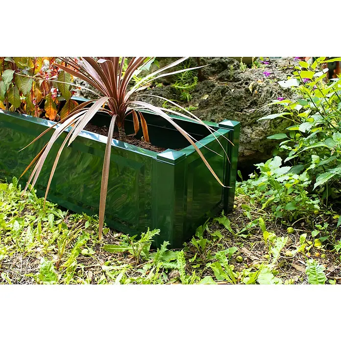 KHW Pflanzkasten - Außenmaß (L x B x H): 100 x 43 x 41 cm, Kunststoff, Grün - Sicht auf einen grünen Blumenkasten mit einer Pflanze mit langen, braunen Blättern, der im Garten steht.