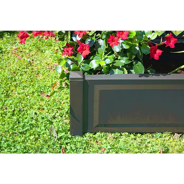 KHW Pflanzkasten - Außenmaß (L x B x H): 100 x 43 x 140 cm, Kunststoff, Anthrazit - Der Fokus liegt auf einem braunen Pflanzgefäß mit roten Blüten und grünem Gras im Hintergrund, das eine natürliche Gartenatmosphäre schafft.