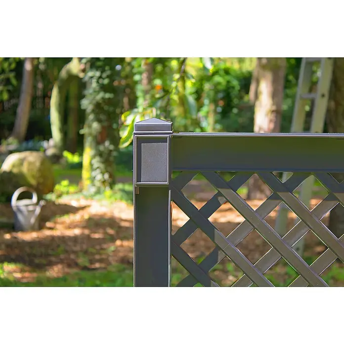 KHW Mülltonnenbox Verkleidung - 119 x 49 x 100 cm, Kunststoff, Anthrazit - Nahaufnahme eines Metallzauns mit quadratischem Muster in einem Garten.