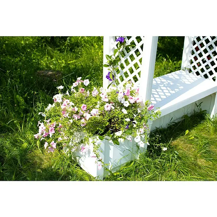 KHW Gartenbank Brüssel - B x T x H: 174 x 49 x 207 cm, Weiß - Nahaufnahme einer weißen Gartenbank mit Blumenkasten voller rosa und weißer Petunien, die in einem üppigen Garten stehen.