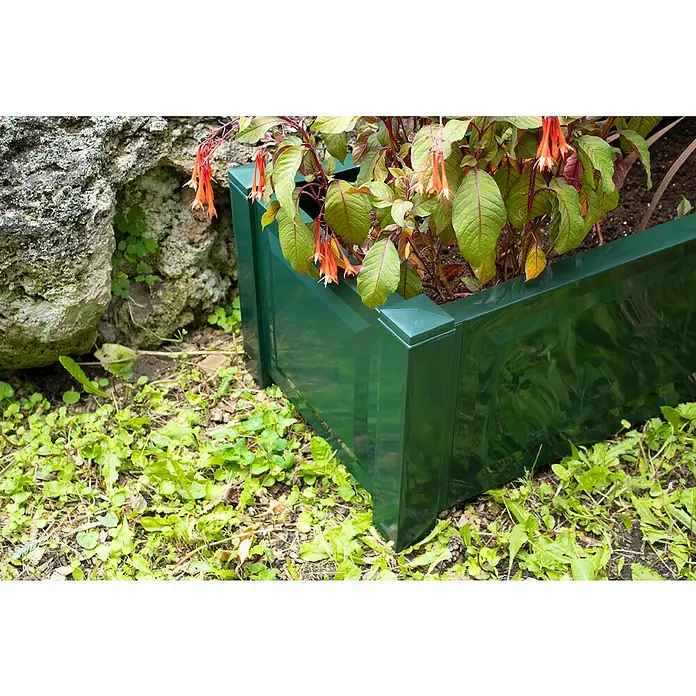 KHW Pflanzkasten - Außenmaß (L x B x H): 100 x 43 x 41 cm, Kunststoff, Grün - Erhöhter, dunkelgrüner Pflanzkasten aus Kunststoff mit blühenden Fuchsien in einem Garten mit Steinen und grüner Bodendeckervegetation.