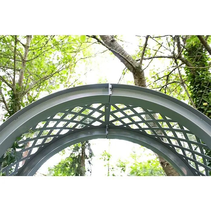KHW Rosenbogen - Grau, 174 x 43 x 207 cm, Ausstattung: 2 Pflanzkästen - Ein detailreiches Bild eines grauen Gartenbogens mit Gittermuster, der vor dem Hintergrund von Bäumen und grünem Laub steht.