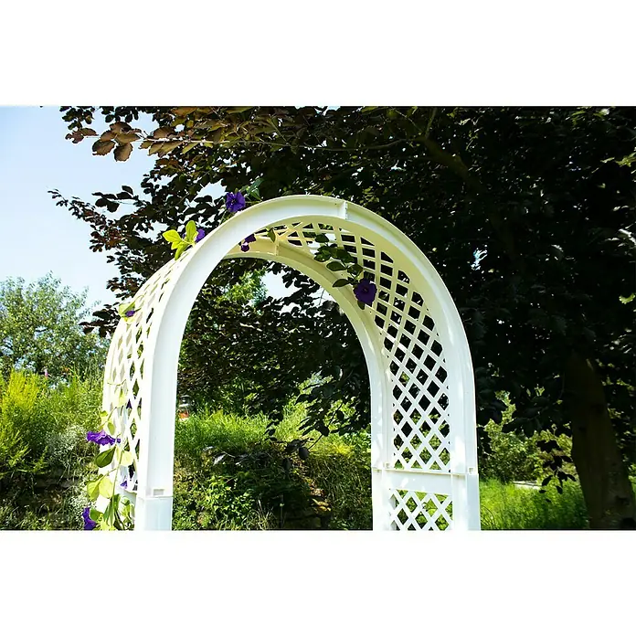 KHW Gartenbank Brüssel - B x T x H: 174 x 49 x 207 cm, Weiß - Ein dekorativer, weißer Gartenbogen mit filigranem Gittermuster und zarten, lila Blütenranken, der eine romantische Atmosphäre schafft.