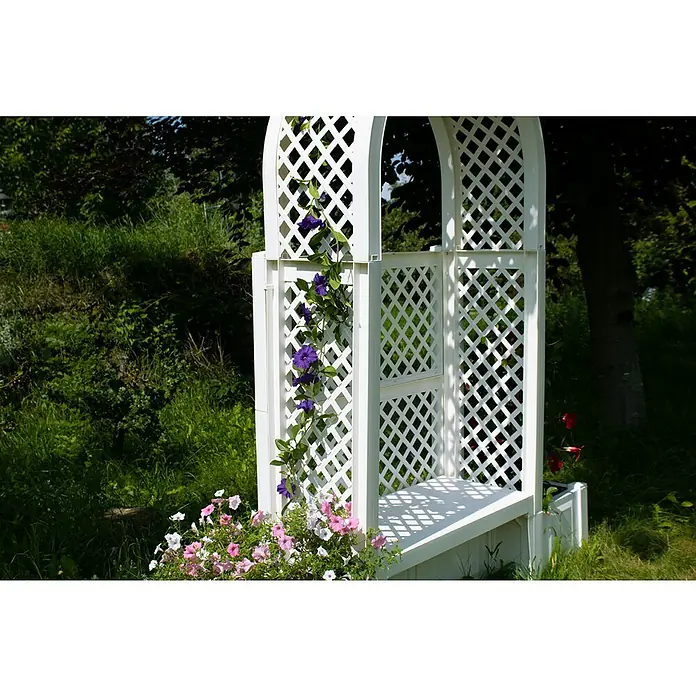 KHW Gartenbank Amsterdam - B x T x H: 174 x 49 x 207 cm, Weiß - Nahaufnahme eines weißen Gartenbogens mit blühenden Blumen davor, der eine ruhige und einladende Gartenszene schafft.