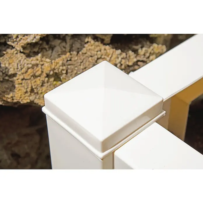 KHW Pflanzkasten - Außenmaß (L x B x H): 100 x 43 x 41 cm, Kunststoff, Weiß - Nahaufnahme einer weißen Zaunpfostenkappe. Sie hat eine pyramidenförmige Oberseite und eine quadratische Basis, die auf einem Zaunpfosten sitzt.