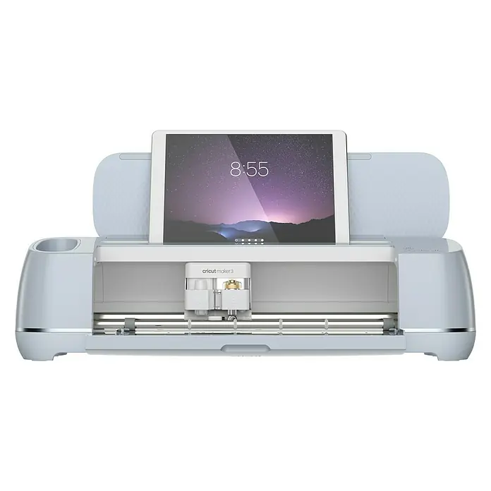 Cricut Maker Schneideplotter Maker 3 - Blau, Bluetooth, Schnittbreite: 29,7 cm, Schnittlänge: 3,6 m - Nahaufnahme eines Cricut Maker 3 Schneideplotters mit einem Tablet darauf, auf einem schwarzen Hintergrund.