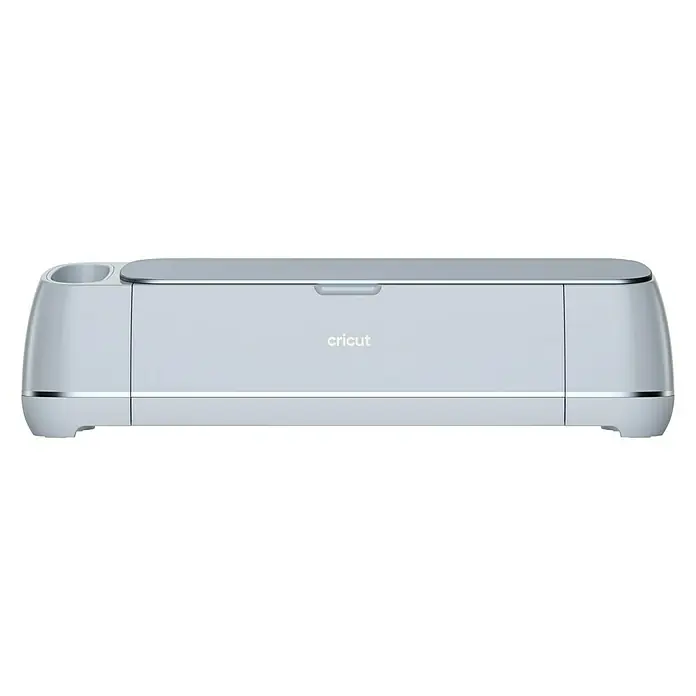 Cricut Maker Schneideplotter Maker 3 - Blau, Bluetooth, Schnittbreite: 29,7 cm, Schnittlänge: 3,6 m - Ein detailreiches Bild einer Cricut Schneidemaschine, die für ihre Präzision beim Basteln bekannt ist. Die Maschine ist hellblau und steht auf einem schwarzen Hintergrund.