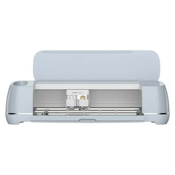Cricut Maker Schneideplotter Maker 3 - Blau, Bluetooth, Schnittbreite: 29,7 cm, Schnittlänge: 3,6 m - Nahaufnahme eines Cricut Maker 3 Schneideplotters in hellblauer Farbe mit geöffnetem Deckel.