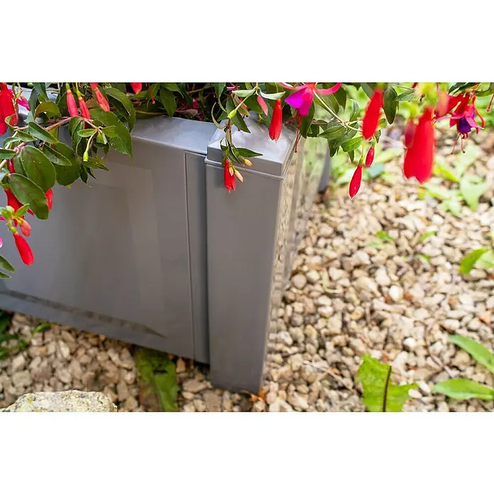 KHW Pflanzkasten - Außenmaß (L x B x H): 43 x 43 x 41 cm, Kunststoff, Grau - Nahaufnahme eines grauen quadratischen Pflanzgefäßes mit roten und rosa Blüten, das eine raffinierte Note für den Garten bietet.