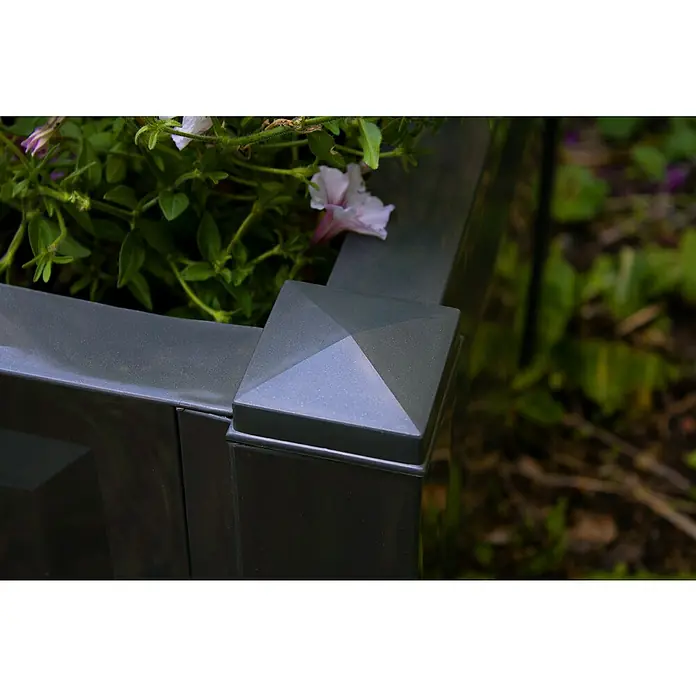 KHW Pflanzkasten - Außenmaß (L x B x H): 100 x 43 x 34 cm, Kunststoff, Anthrazit - Nahaufnahme eines quadratischen, grauen MET Blackline Hochbeets mit Pflanzen. Ideal für Gartenliebhaber und stilvolle Gartengestaltung.