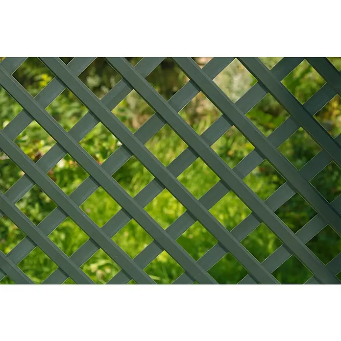 KHW Sichtschutz-Rankgitter - 100 x 140 cm, Anthrazit - Nahaufnahme eines grünen, diagonalen Lattenzauns vor einem unscharfen, grünen Hintergrund. Das Produkt ist ein dekorativer Gartenzaun.