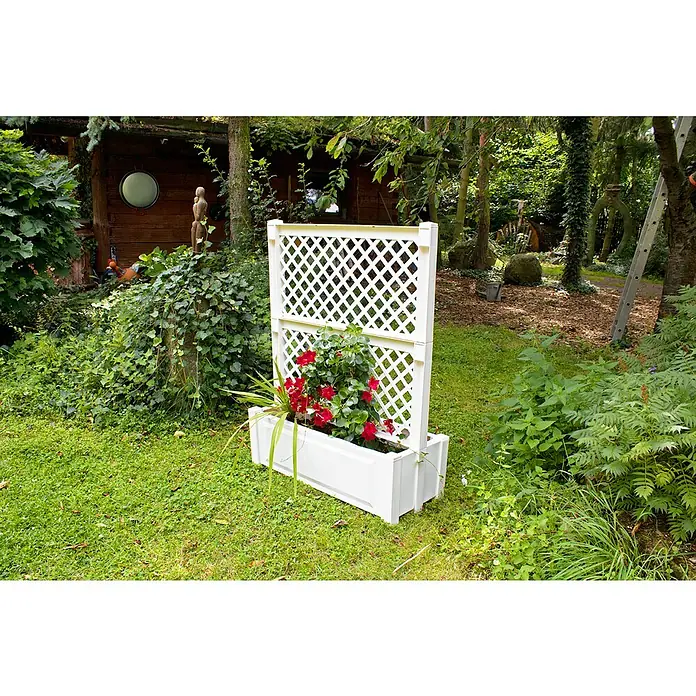 KHW Pflanzkasten mit Zentralspalier - Außenmaß (L x B x H): 100 x 43 x 140 cm, Kunststoff, Weiß - Das Produkt ist eine weiße Spalierwand mit integriertem Pflanzkasten, bepflanzt mit roten Blumen und grünen Blättern, ideal für den Garten.