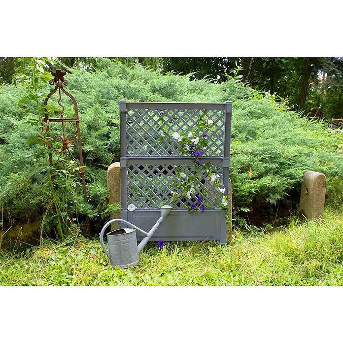 KHW Sichtschutz-Rankgitter - 100 x 140 cm, Grau - Ein graues Pflanzgefäß mit Rankgitter steht im Garten, dekoriert mit blau-weißen Blüten und einer Gießkanne im Vordergrund.