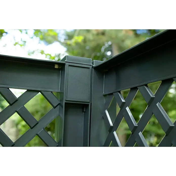 KHW Rankgitter - 100 x 140 cm, Anthrazit - Nahaufnahme eines dunkelgrauen Metallzauns mit Rautenmuster und stabilen Pfosten, der Stabilität und modernes Design vereint.