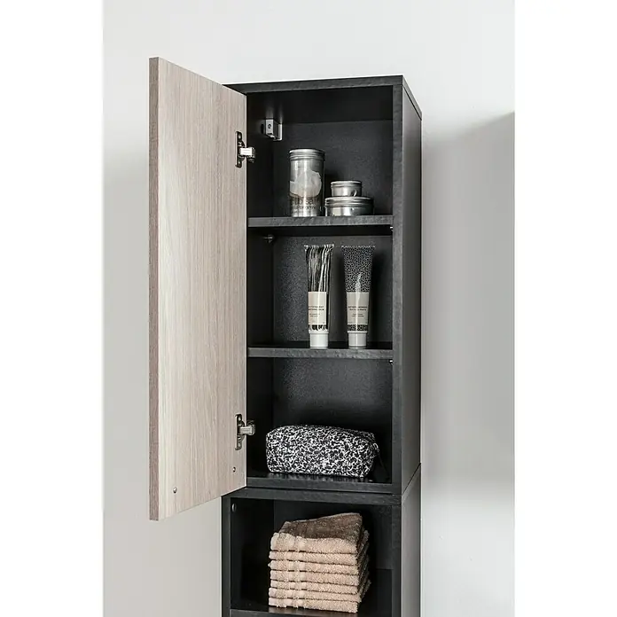 BAUHAUS Jannik Badmöbel-Set - Gesamtbreite Badmöbel: 61 cm, Steinesche/Anthrazit, Matt, Mit Hängeschrank, 5 -tlg. - Ein offener Badezimmerschrank in dunkler Holzoptik mit diversen Badutensilien auf den Regalen.