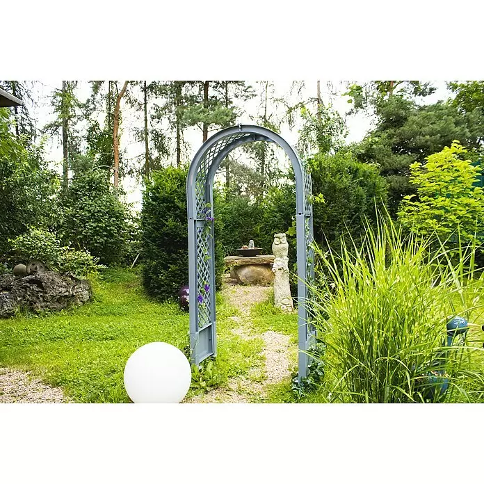 KHW Rosenbogen - Grau, 100 x 43 x 207 cm - Grauer Metallgartenbogen mit Spalier, der Pflanzen trägt und einen Weg in einem üppigen Garten markiert.
