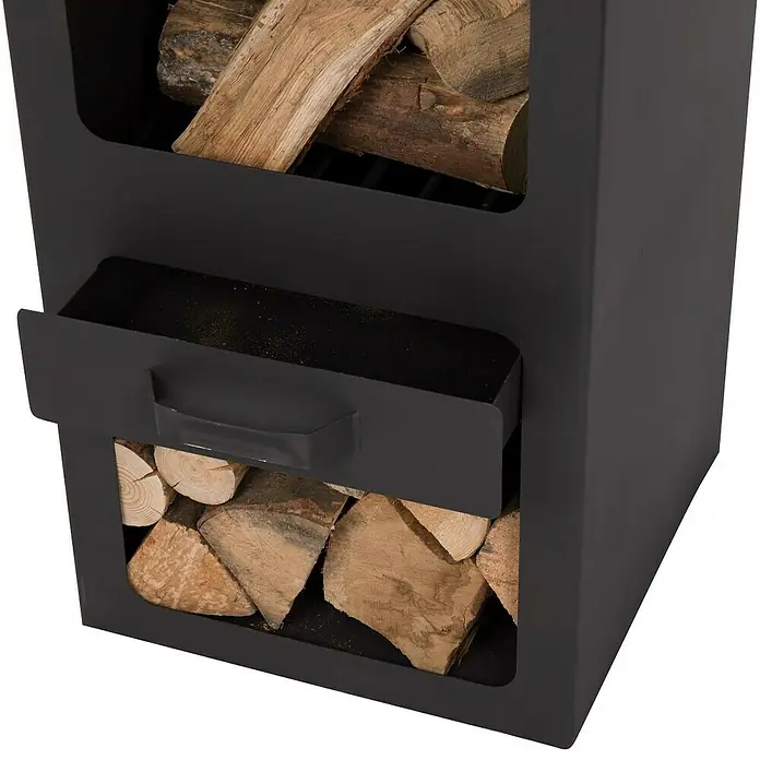 RedFire Gartenkamin Jersey - L x B x H: 45 x 45 x 186 cm, Stahl - Nahaufnahme eines schwarzen Kaminholzregals mit Holzscheiten in zwei Fächern und einer Schublade in der Mitte.
