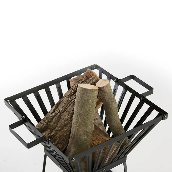 Feuerkorb Denver - L x B x H: 39 x 39 x 45 cm, Schwarz, Stahl - Ein schwarzer Holzkorb mit Holzscheiten, der sich ideal für die Lagerung von Brennholz neben dem Kamin oder Ofen eignet.