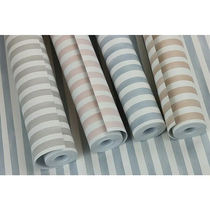 Rasch Bambino XIX Vliestapete - Hellbraun, Streifen, 10,05 x 0,53 m - Nahaufnahme von vier Rollen gestreifter Tapete in Grau, Rosa, Blau und Beige, die eine vielfältige Auswahl an Dekorationsmöglichkeiten bieten.