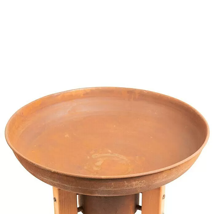 RedFire Feuerschale Woody - Durchmesser: 60 cm, Stahl - Rostige Metall-Feuerschale auf einem Holzständer. Die runde Schale hat eine verwitterte, orangebraune Oberfläche.